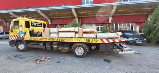 Suluri de mochetă și materiale de construcție, încărcate pe platforma hidraulică