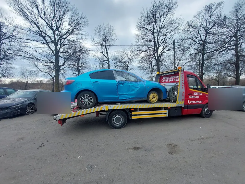 Autoturism avariat după accident, urcat pe platformă