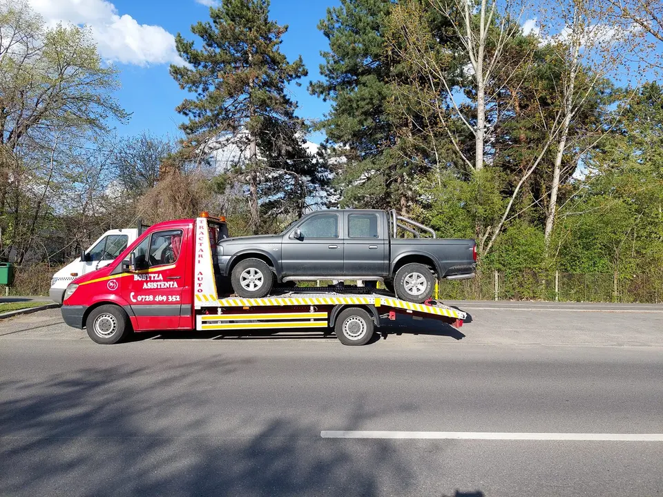 Platforma firmei cu un pickup încărcat, în timpul unei intervenții