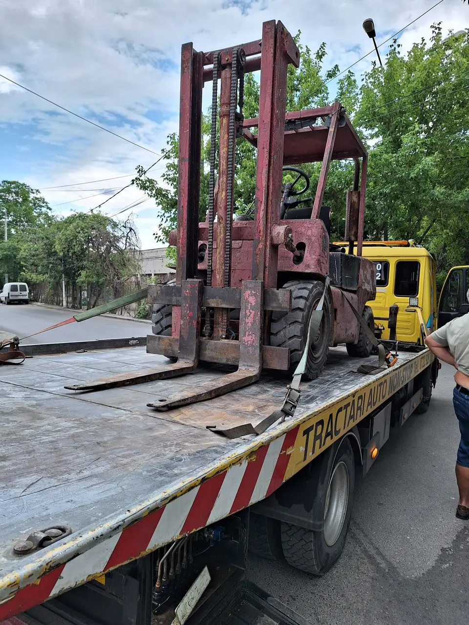 Transport de stivuitor ancorat pe platformă