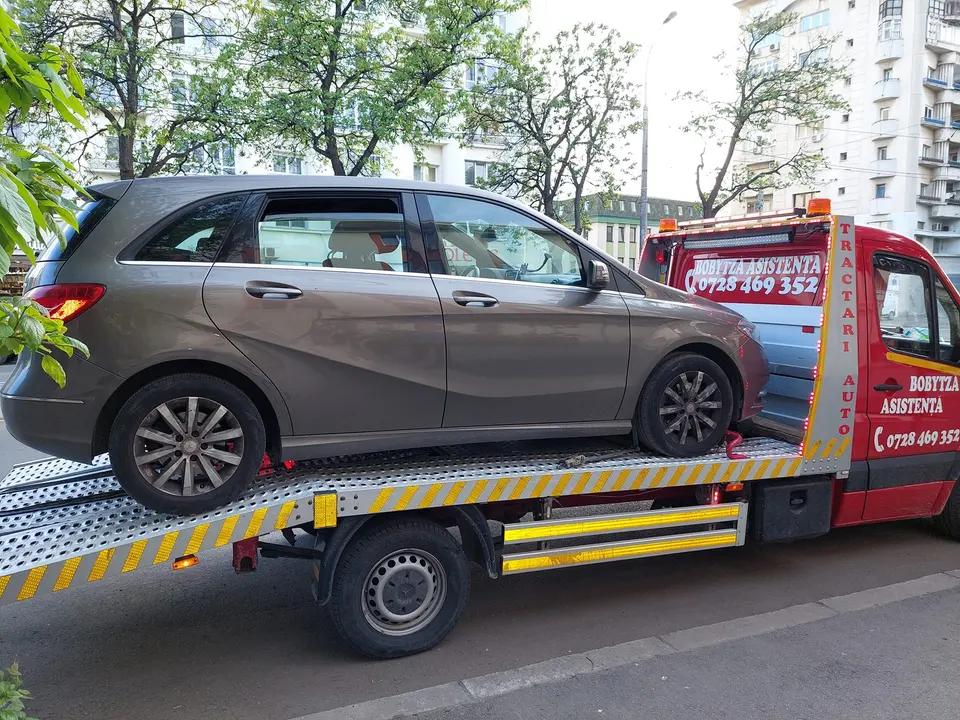 Autoturism transportat pe platformă în centrul Bucureștiului